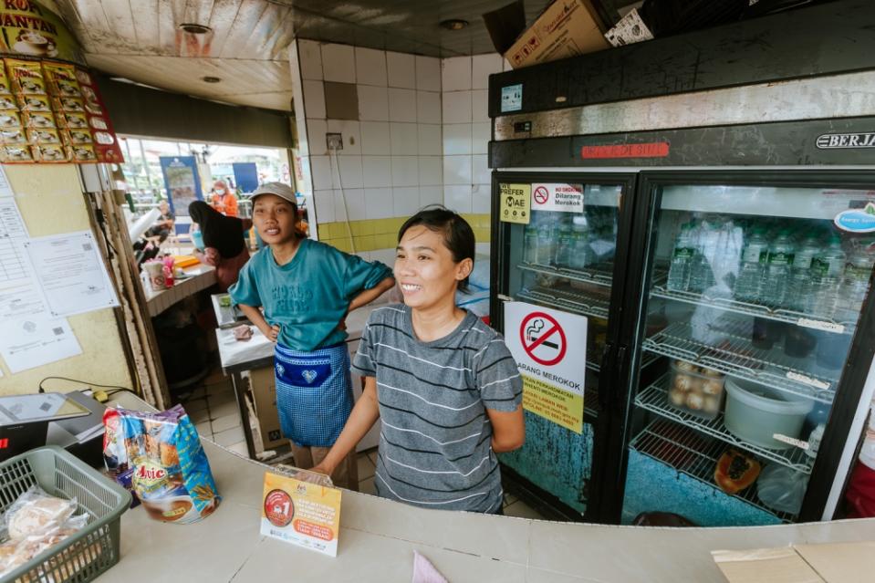 Siti Nurianti Nura, another patron who has tried reduced-sugar options, applauds the initiative but suggests that better promotion is essential for its success. — Picture by Raymond Manuel