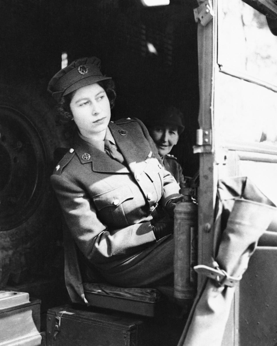 ARCHIVO - La princesa Isabel de Gran Bretaña sentada en el asiento del conductor de una ambulancia en abril de 1945, después de concluir un curso de manejo para ser oficial. (AP Foto, Archivo)