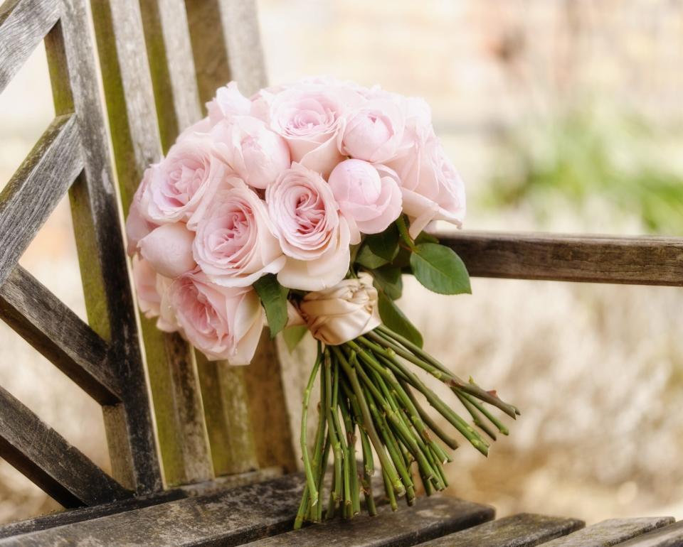 Close up of bouquet of roses on wooden bench