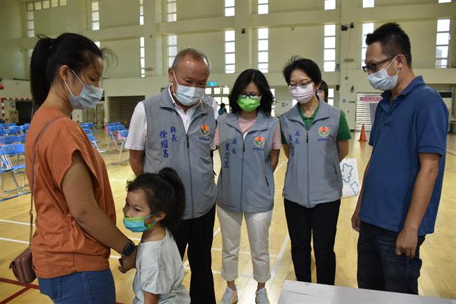 苗栗縣長徐耀昌27日上午視察幼兒施打新冠疫苗後，對國民黨中央黨務人士放話作出回應。（謝明俊攝）