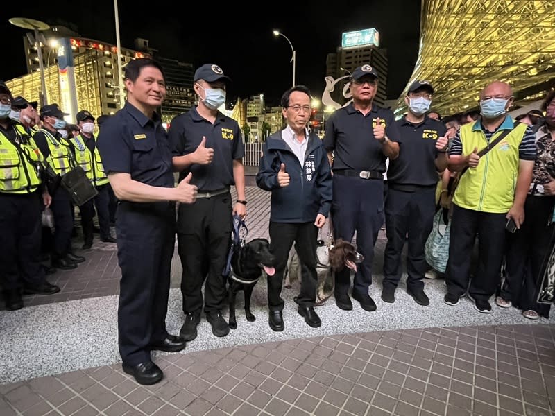 暑期青春專案啟動  高市府聯合警方查緝違規不法 「113年暑期保護青少年－青春專案」啟動，高雄市 副市長林欽榮（前排左3）6月30日晚間率市府多個局 處單位首長、人員組成聯合稽查小組，針對大型 KTV、舞廳執行區域性閉鎖式臨檢查察。 （高雄市政府警察局新興分局提供） 中央社記者張已亷傳真 113年7月1日 