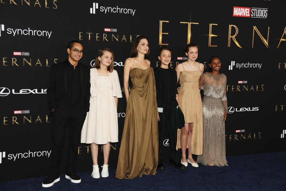 Angelina Jolie mit ihren Kindern Maddox, Vivienne, Knox, Shiloh und Zahara