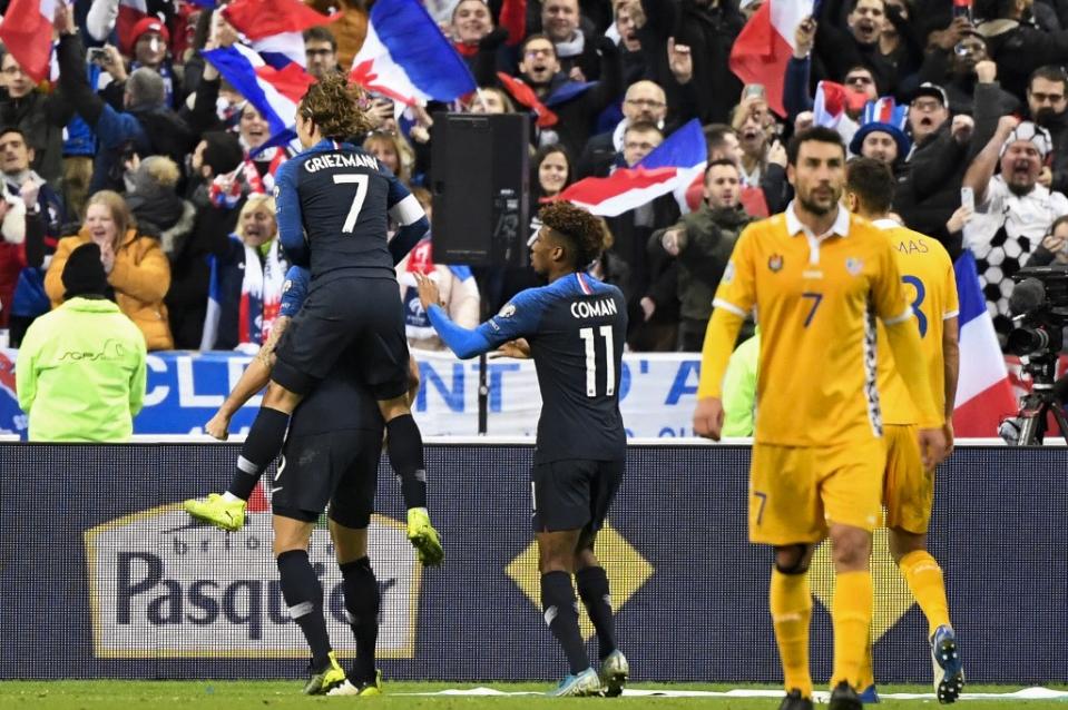 C'est terminé au Stade de France ! Les Bleus s'imposent 2-1 au terme d'un triste match, qui aura finalement été sauvé par deux coups de pied arrêté. Peu importe, les Français assurent l'essentiel avec la victoire et la première place du groupe, devant la Turquie. (crédit AFP)