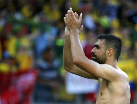 Greece's Giannis Maniatis applauds spectators after their 2014 World Cup Group C soccer match against Colombia at the Mineirao stadium in Belo Horizonte June 14, 2014. REUTERS/Paulo Whitaker