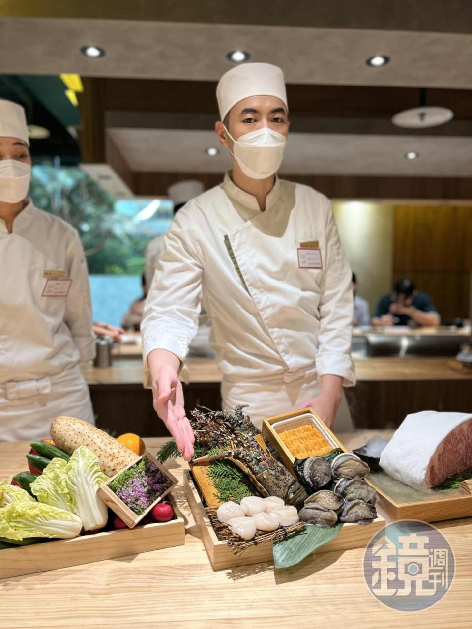 團隊特選年輕高顏值師傅們，在料理前會先秀出食材火力。