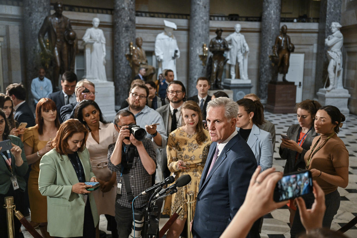 Kevin McCarthy (republicano por California), presidente de la Cámara de Representantes, tras la aprobación del proyecto de ley sobre el límite de deuda en el Capitolio en Washington, el miércoles 26 de abril de 2023. (Kenny Holston g/The New York Times).