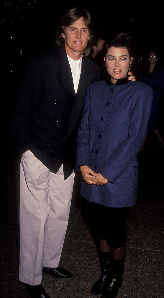 Kris Jenner heiratete Bruce 1991. Hier sind beide ein Jahr vor ihrer Hochzeit zu sehen. Kris scheint kaum gealtert zu sein, und auch ihr Stil hat sich nicht nennenswert verändert. Die Geschäftsfrau war schon immer ein Fan von Kurzhaarschnitten.