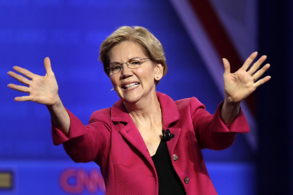 Fotografía del 10 de octubre de 2019 de la precandidata demócrata a la presidencia, la senadora Elizabeth Warren, durante un discurso en la Power of our Pride Town Hall en Los Ángeles. (AP Foto/Marcio Jose Sanchez)