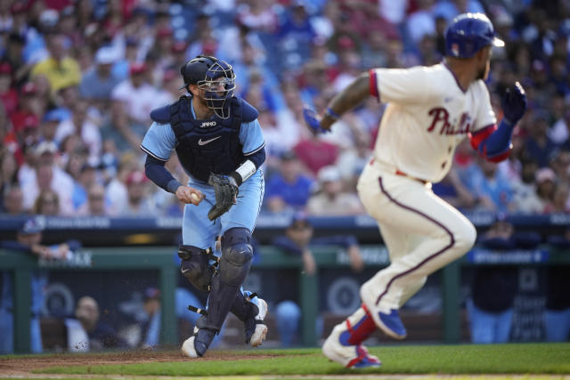 Phillies come back to defeat Blue Jays 2-1 on error in 10th inning