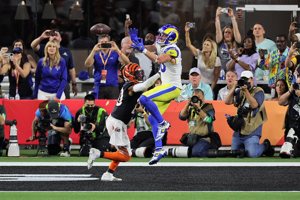 INGLEWOOD, CALIFORNIA - Cooper Kupp #10 de Los Angeles Rams hace una recepción de touchdown catch sobre Eli Apple #20 de los Cincinnati Bengals durante el Super Bowl LVI en el SoFi Stadium el 13 de febrero de 2022 en Inglewood, California. (Foto de Andy Lyons/Getty Images)