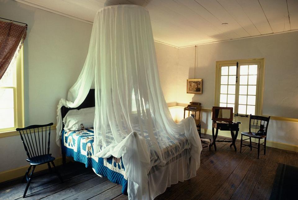 UNITED STATES – APRIL 23: Bedroom, Mound Magnolia Plantation, Baton Rouge, Louisiana, United States of America. (Photo by DeAgostini/Getty Images)