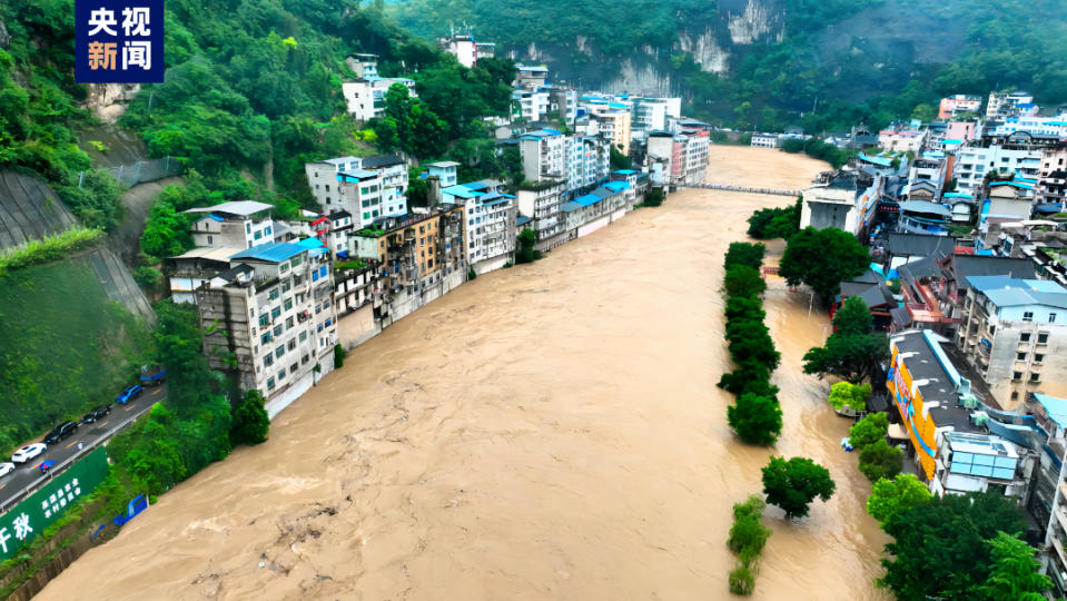 重慶近日遭遇暴雨襲擊，全市有29條河流出現超警戒水位洪水。翻攝央視