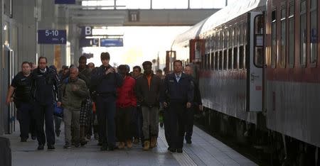 Migrants arrive at the main railway station in Munich, Germany September 13, 2015. REUTERS/Michaela Rehle