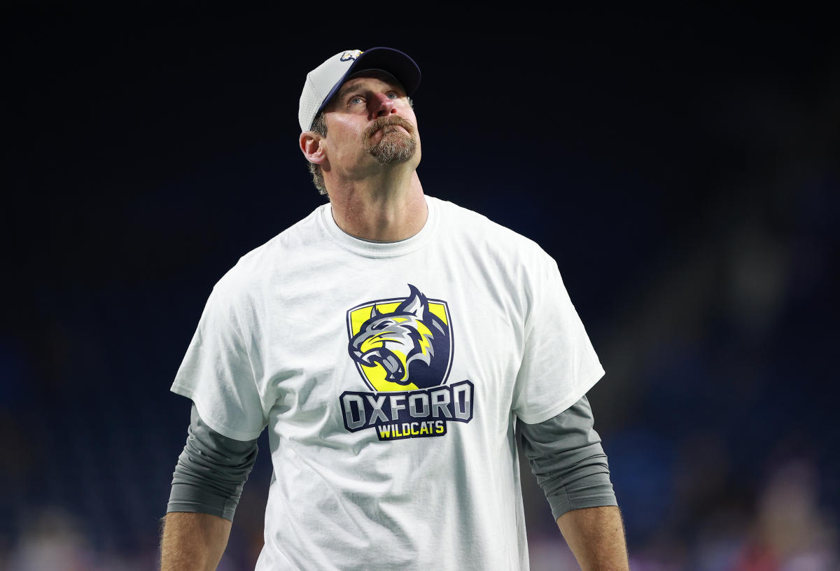 Detroit Lions head coach Dan Campbell wears an Oxford t-shirt