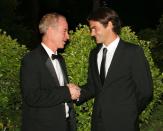 <p>Fereder saluda a otro de los grandes de la historia del tenis, John McEnroe. </p>