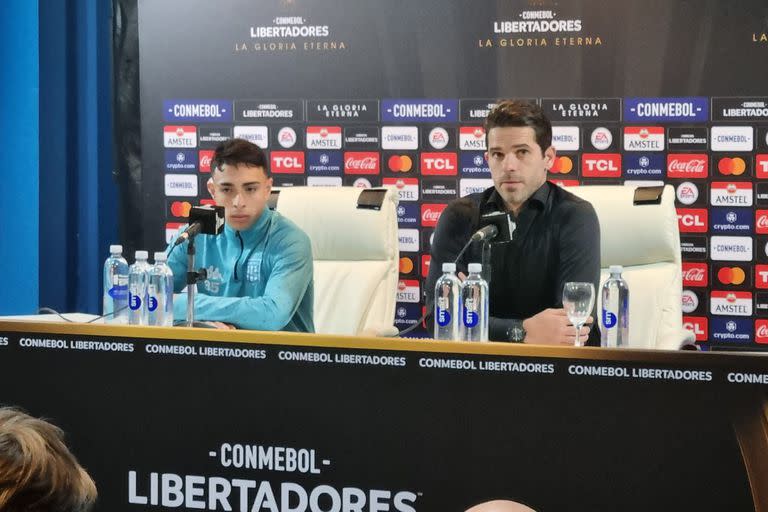 Fernando Gago con Agustín Ojeda, uno de los 14 juveniles que el DT hizo debutar en su ciclo en la Academia