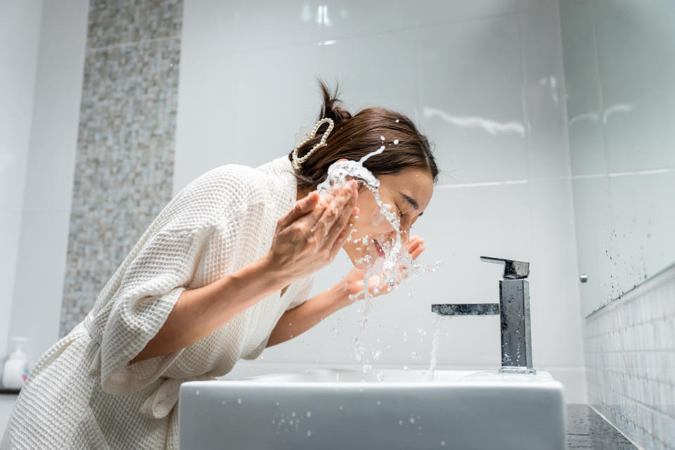 正確洗澡順序：洗臉卸妝（示意圖/Getty Image）