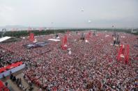 Supporters of Muharrem Ince, presidential candidate of Turkey's main opposition Republican People's Party (CHP), attend an election rally in Istanbul, Turkey June 23, 2018. REUTERS/Osman Orsal