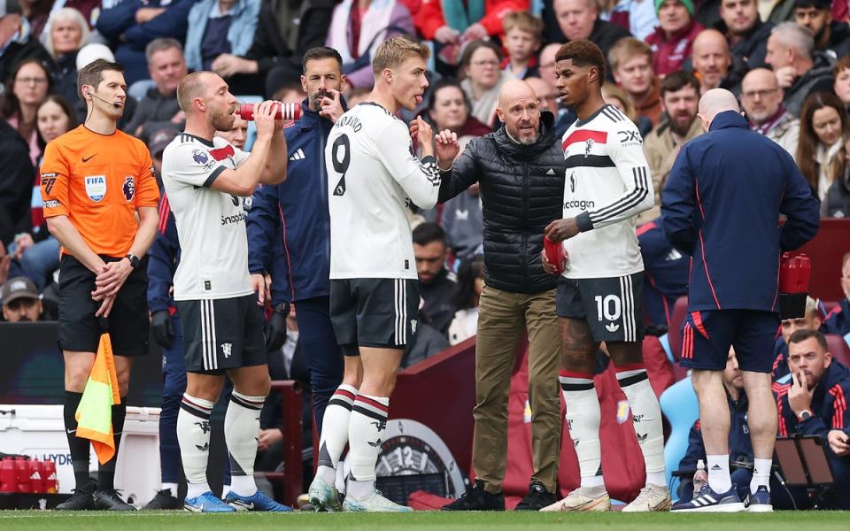 Erik ten Hag talks to his Manchester United players during the 0-0 draw with Aston Villa (Getty Images)