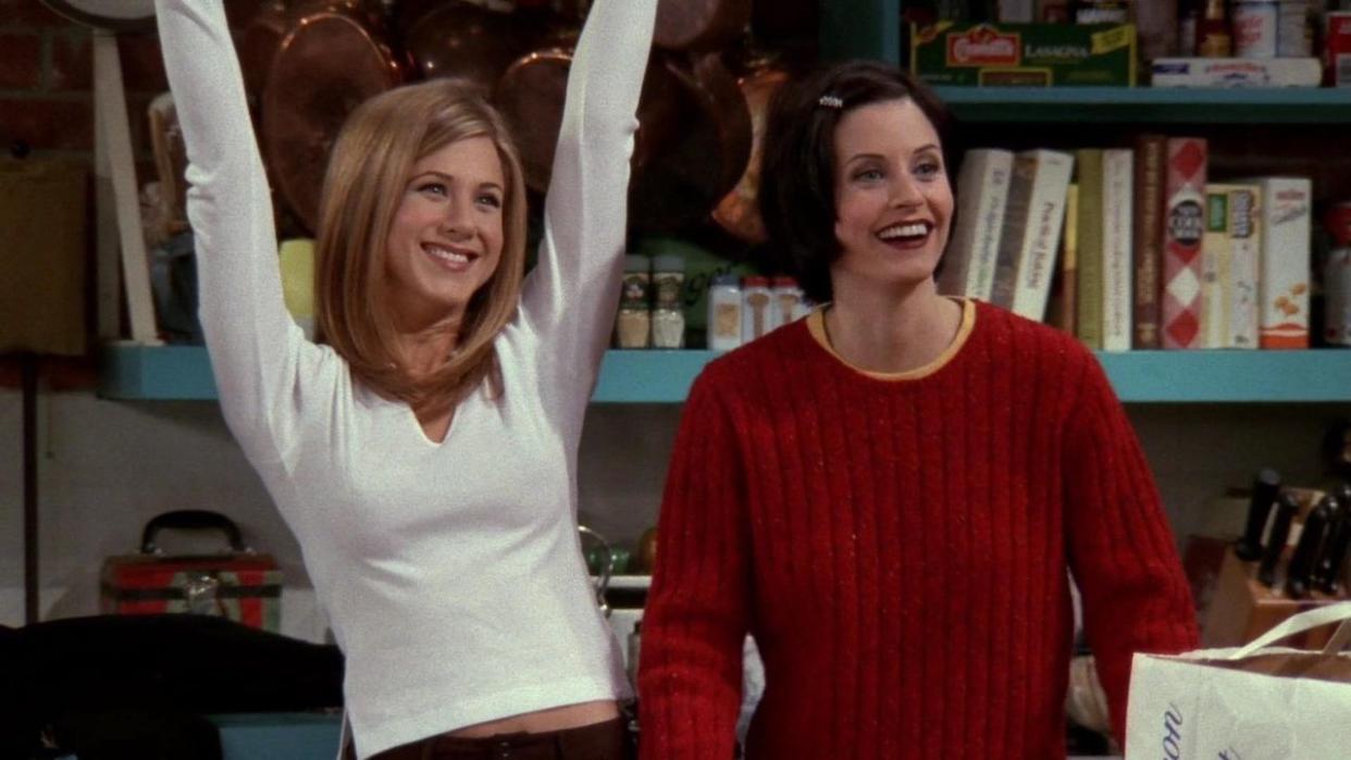  Jennifer Aniston and Courtney Cox as Rachel and Monica in Friends 