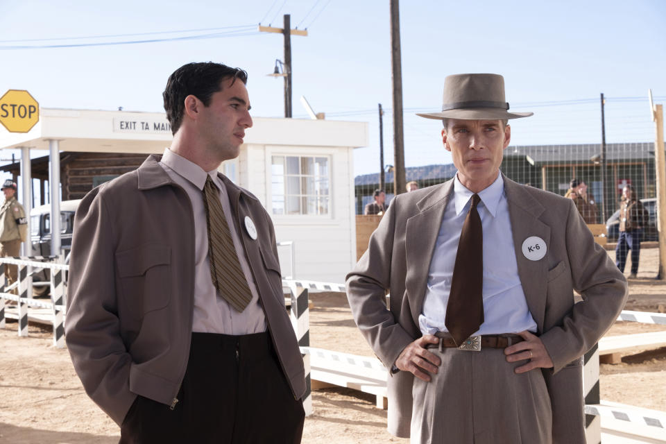 Benny Safdie como Edward Teller, a la izquierda, y Cillian Murphy como J. Robert Oppenheimer en una escena de "Oppenheimer" en una imagen proporcionada por Universal Pictures. (Melinda Sue Gordon/Universal Pictures vía AP)