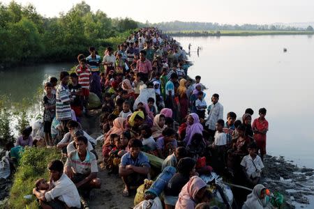 Rohingya refugees, arrive to the Bangladeshi side of the Naf river (L) after crossing the border from Myanmar, in Palang Khali, Bangladesh October 16, 2017. REUTERS/Jorge Silva