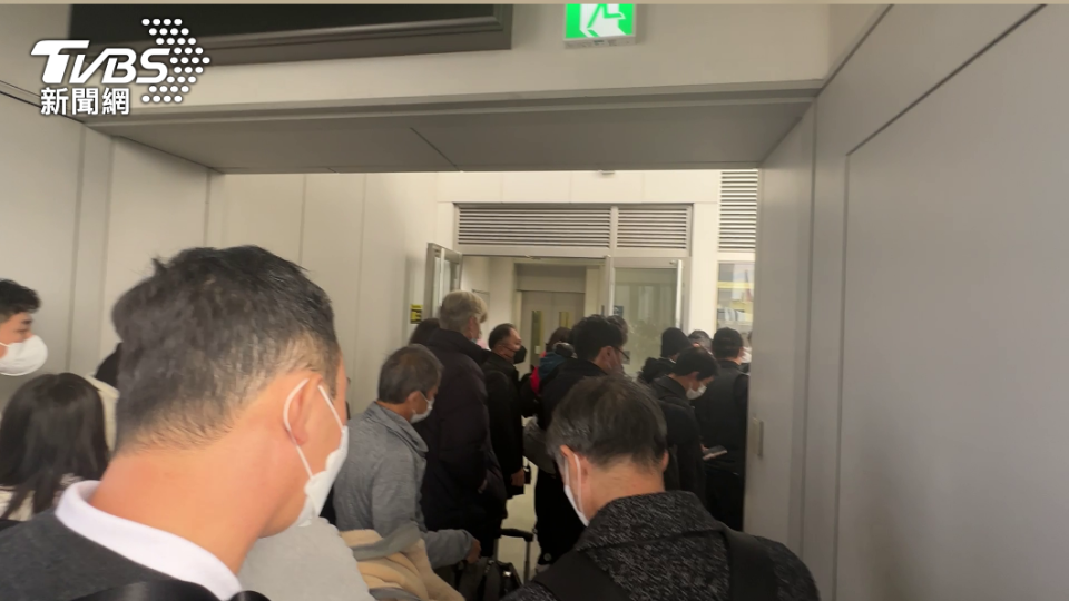地面人員在第一關就會檢查大家手上的「Visit Japan Web」，導致許多旅客被卡在空橋上。（圖／葉韋辰攝）