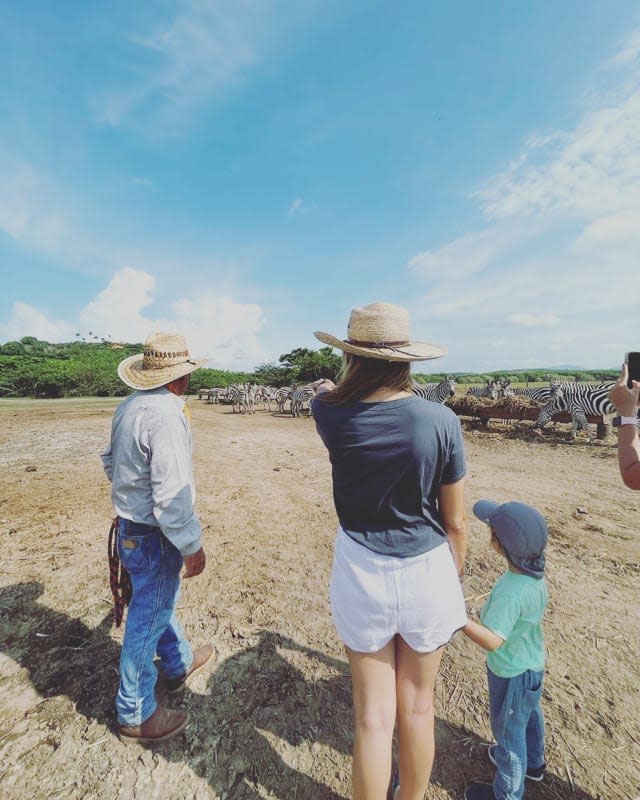 Alejandra Gere y su hijo viendo cebras