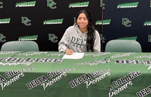 Aidda Freeman signs with Delta College women's soccer.