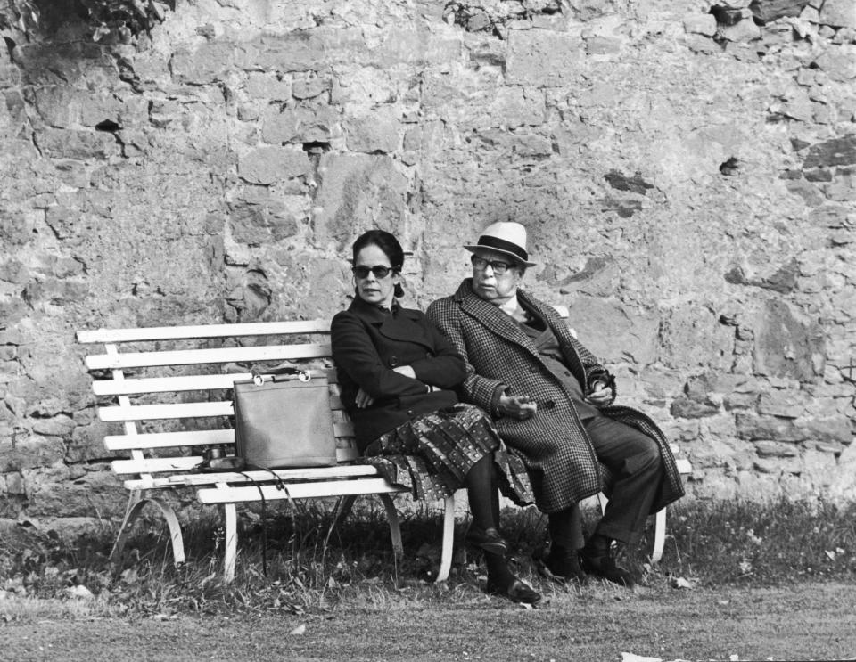 Seine letzten Lebensjahre verbrachte Chaplin meist zurückgezogen in der Schweiz mit seiner vierten Frau Oona, hin und wieder brach er auch zu Auslandsreisen auf. Er erlitt mehrere Schlaganfälle und war zeitweise auf einen Rollstuhl angewiesen. (Bild: Daily Express/Archive Photos/Getty Images)