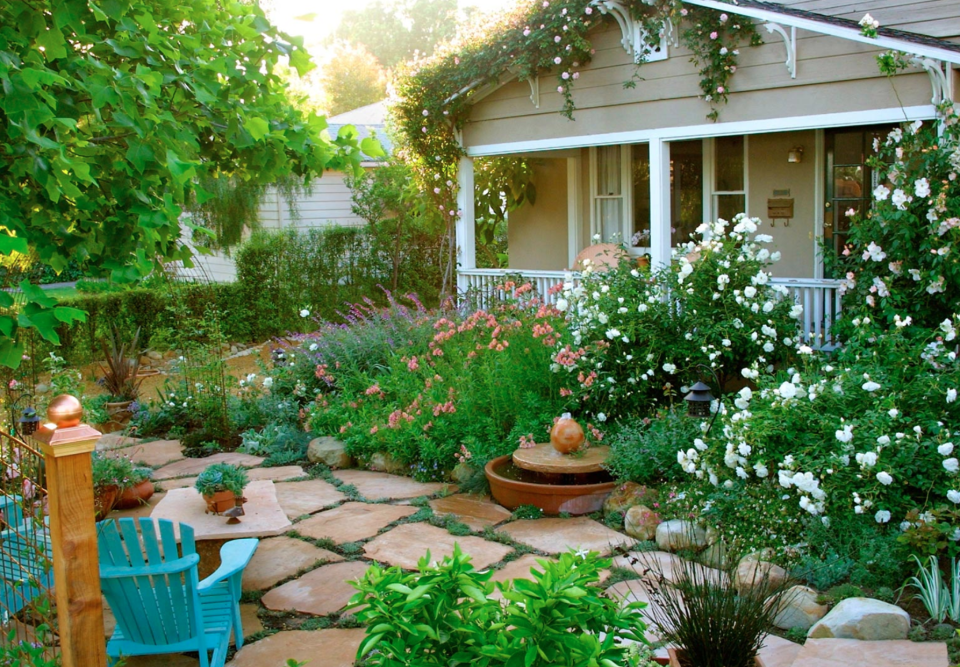 Choose informal cottage front yard landscaping