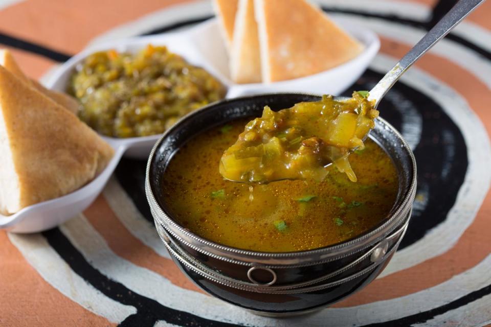 「海利拉湯」是摩洛哥版的扁豆湯，加入洋蔥、番茄，蔬菜分量十足。（100元／碗）