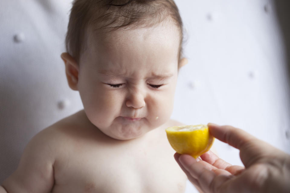 Wenn Babys unbekannte Geschmäcker entdecken, ist das für alle Beteiligten eine spannende und manchmal sehr lustige Sache. (Bild: Getty Images)