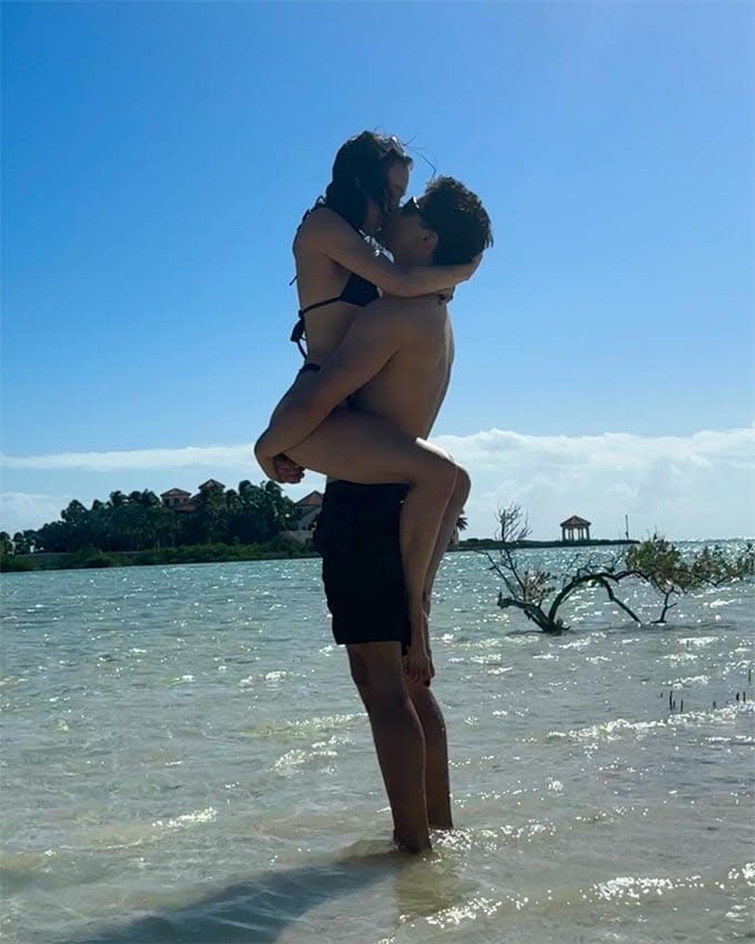 Unos románticos Danna Paola y Álex Hoyer en Islas Turcas y Caicos