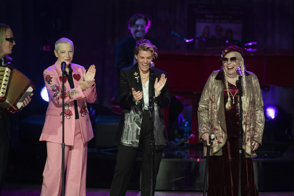 Annie Lennox, de izquierda a derecha, Brandi Carlile, y Joni Mitchell en la ceremonia y concierto del Premio Gershwin a la Canción Popular 2024 de la Biblioteca del Congreso en honor a Elton John y Bernie Taupin en el DAR Constitution Hall el miércoles 20 de marzo de 2024, en Washington. (Foto AP/Kevin Wolf)