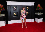 <p>Con un minivestido floral de Oscar de la Renta y sandalias rosas de Christian Louboutin, así llegó Taylor Swift a la alfombra roja de los Grammys 2021. Y después hizo historia al convertirse en la mujer con más gramófonos de oro en la categoría de Mejor Álbum del Año (ya tiene tres). (Foto: Jay L. Clendenin / Los Angeles Times via Getty Images)</p> 