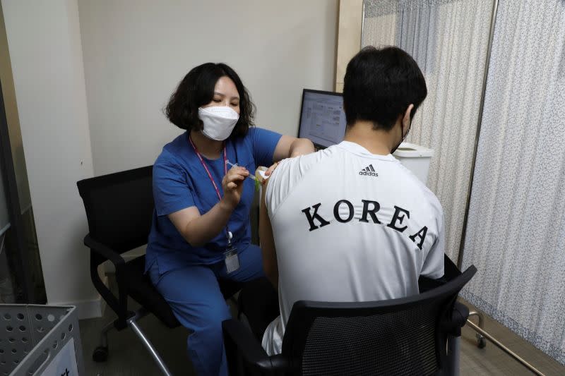 ▲因為COVAX延遲供貨影響，韓國政府宣布將讓76萬人混打疫苗。資料照。（圖／美聯社／達志影像）