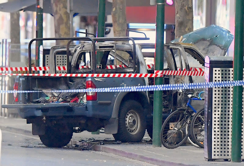 Un homme a mis le feu à un pickup rempli de bonbonnes de gaz vendredi dans une rue commerçante de Melbourne, dans le sud de l'Australie, avant de sortir de son véhicule et de poignarder trois passants, dont l'un est décédé, rapportent les autorités qui considèrent l'attaque comme terroriste. /Photo prise le 9 novembre 2018/REUTERS/AAP/James Ross