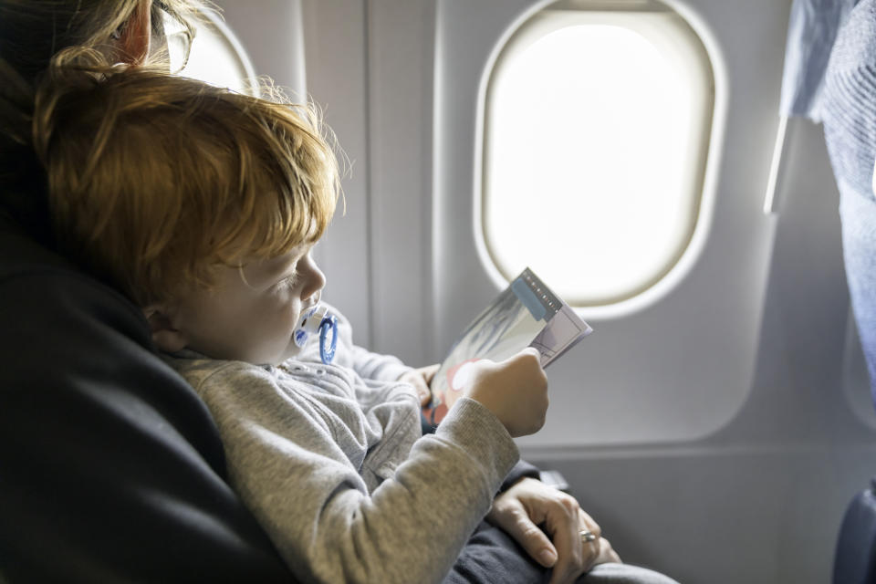 Fliegen mit Kindern benötigt vor allem eines: ausreichende Unterhaltung (Bild: Getty Images)