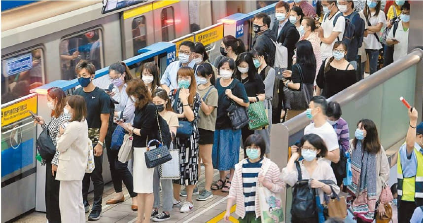 國內新冠肺炎疫情下降，4月搭大眾運輸工具口罩政策可望鬆綁。圖為捷運站內，民眾都戴著口罩。（圖／報系資料照）