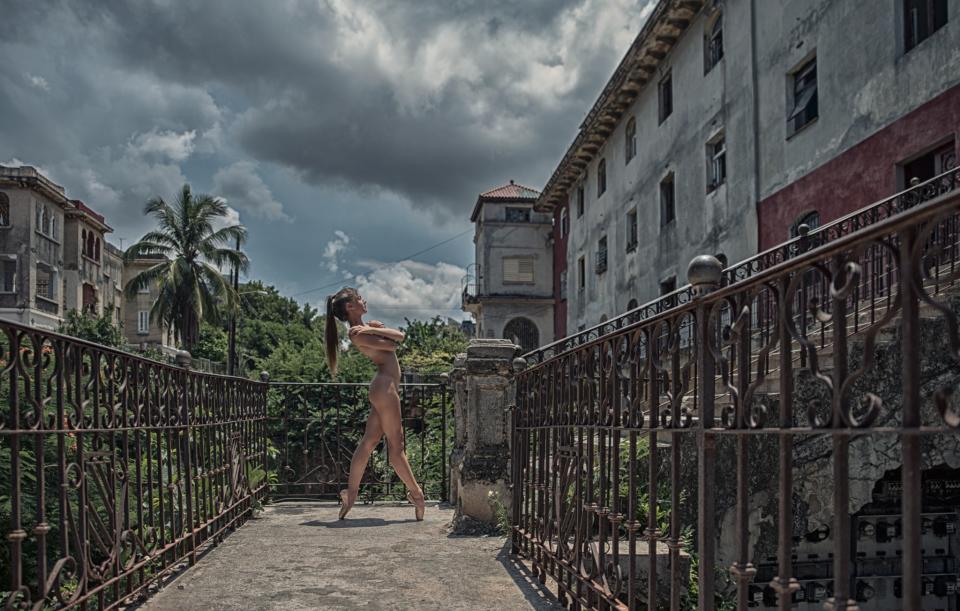 <p>Daniela Cabrera, del Ballet Nacional de Cuba, en el Edificio Arcos, en el Vedado. (Foto cortesía de Gabriel Dávalos) </p>