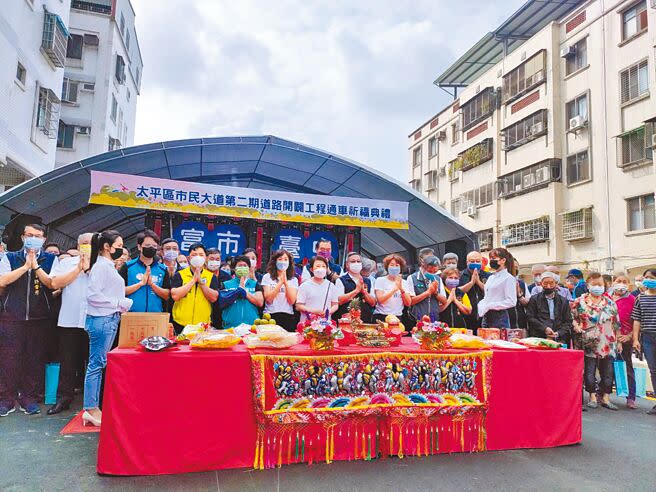 台中市長盧秀燕昨日出席太平區市民大道通車典禮，進行祈福祭拜與剪綵儀式，逾千位鄉親來到現場。（潘虹恩攝）