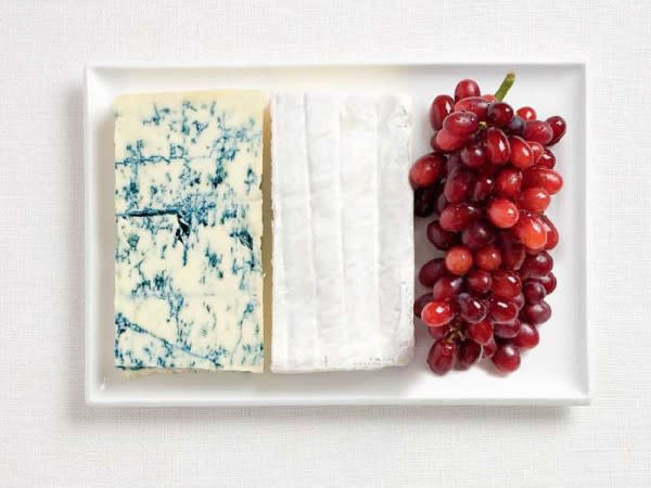 Francia. ¿Reconoces los ingredientes? De izquierda a derecha: esta bandera tiene queso azul, queso brie (que se denomina así por la región geográfica francesa de la cual procede) y uvas rojas. 