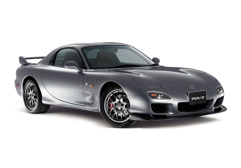 Mazda申請的「R」商標與RX-7 Spirit R徽飾的R字樣非常相似。（圖／翻攝自Mazda官網）