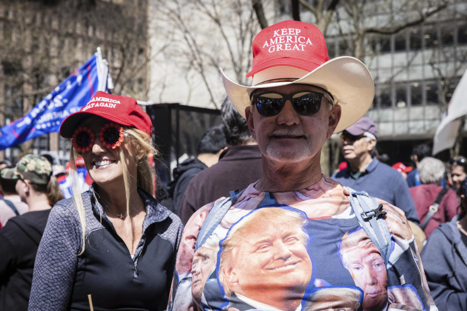 Dos partidarios del expresidente Donald Trump asisten a una protesta celebrada en el parque Collect Pond, frente a la fiscalía de distrito de Manhattan, el martes 4 de abril de 2023 en Nueva York. (AP Foto/Stefan Jeremiah)