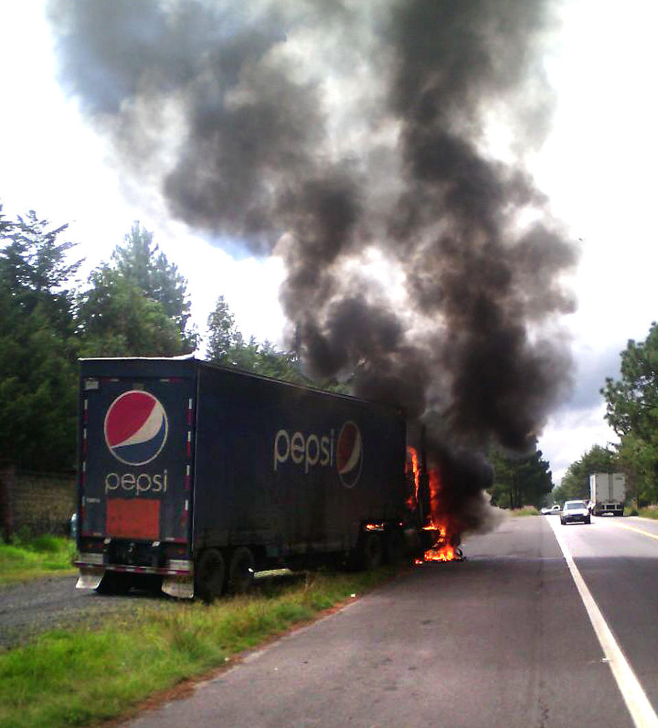 Con esta acción, buscaban la liberación de 48 de sus compañeros arrestados tras el incendio de tres vehículos -un autobús de pasajeros, un camión de remolque y una camioneta- en un enfrentamiento con fuerzas de seguridad.