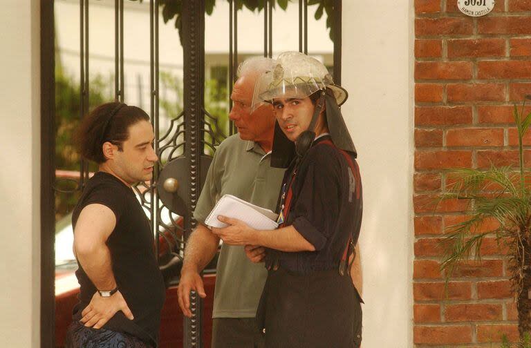 Guillermo Coppola en la casa de Barrio Parque, el 21 de enero de 2002, junto a los bomberos