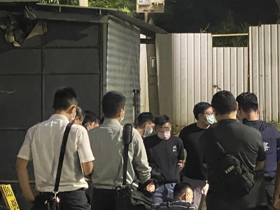 台南市安南區22日發生襲警案造成2名警員殉職，警方23日清晨在新竹市客運站逮捕凶嫌林信吾（中），並查獲搶來並已上膛的警槍。中央社（民眾提供）