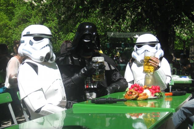 Darth Vader mag's zünftig und trinkt ein Helles mit den Stormtroopers (Bild: CCM)