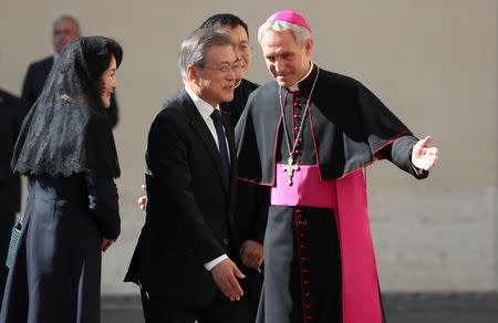 South Korean President Moon Jae-in and his wife Kim Jung-sook are welcomed as they arrive to attend a meeting with Pope Francis at the Vatican, October 18, 2018. REUTERS/Tony Gentile